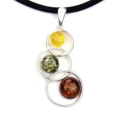 Pendentif trois anneaux et trois ambres