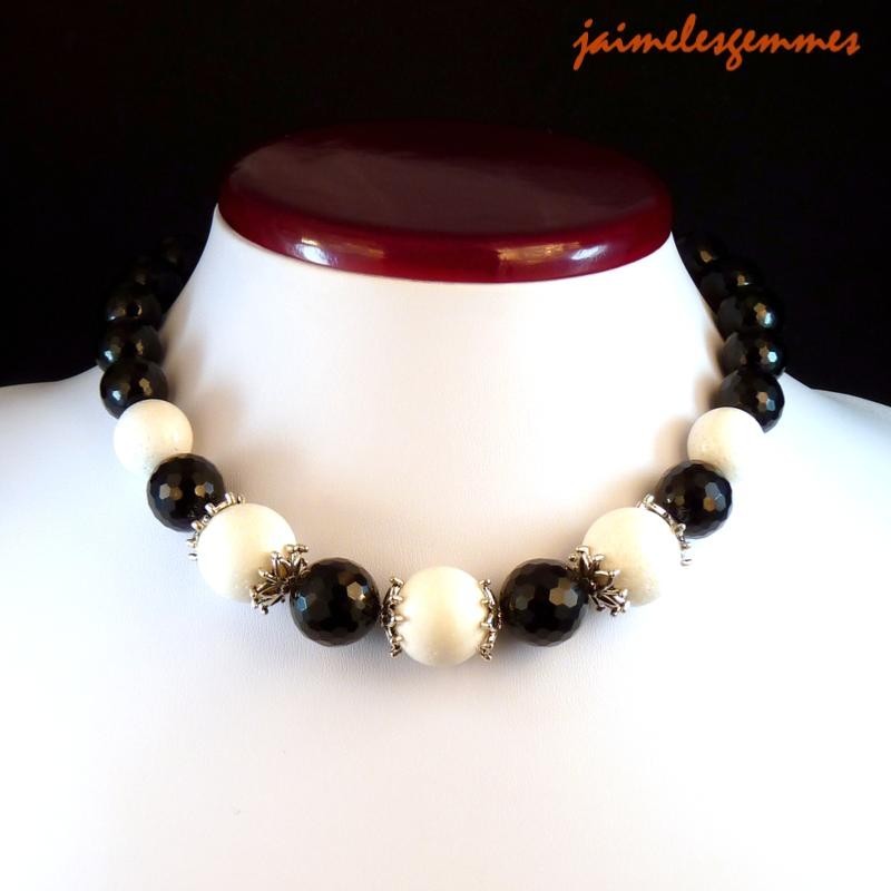 Collier onyx et corail blanc